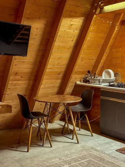 کلبه دوخوابه سوئیسی استخردار آبگرم مولانا