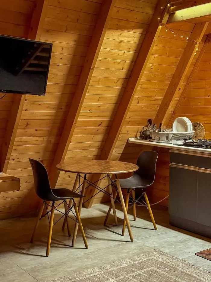 کلبه دوخوابه سوئیسی استخردار آبگرم مولانا