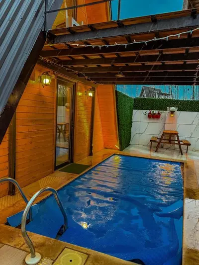 کلبه دوخوابه سوئیسی استخردار آبگرم مولانا