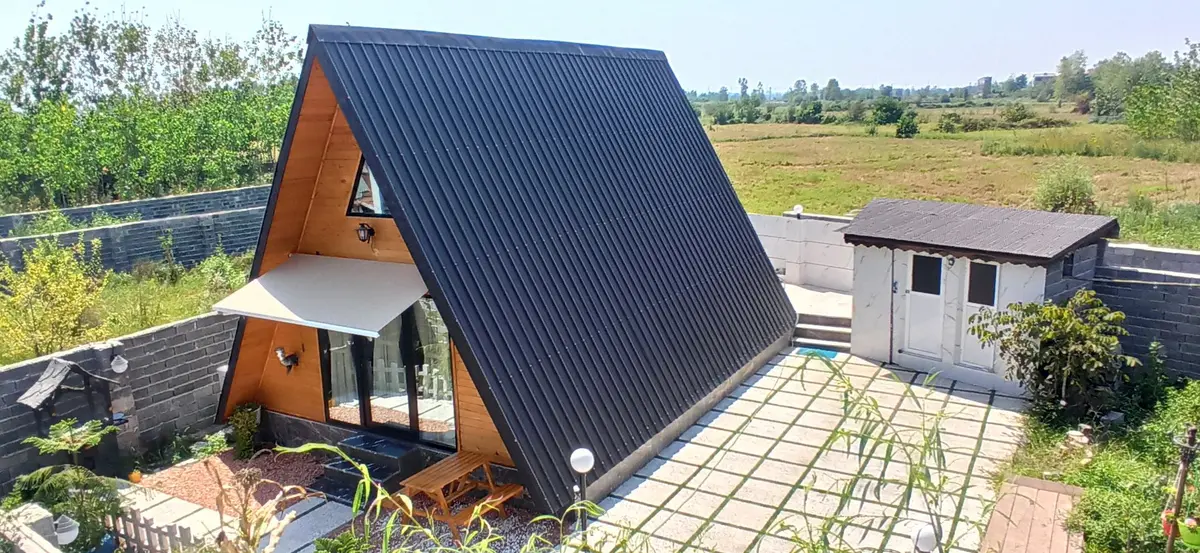 کلبه دوخوابه سوئیسی استخردار آبگرم مولانا - نمای کلبه