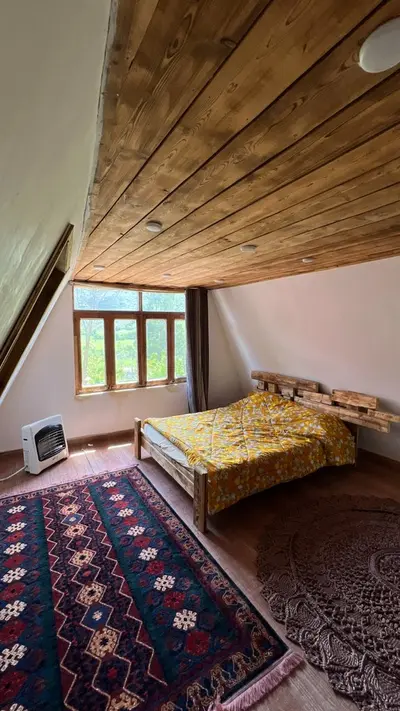 کلبه دوخوابه سوئیسی استخردار آبگرم کژال 1