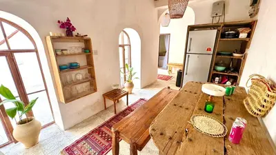 بومگردی دوخوابه ساحلی درخت لیمو