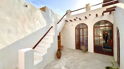 بومگردی دوخوابه ساحلی درخت لیمو