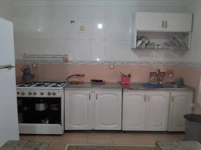 ویلا یک خوابه شقایق 11 - آشپزخانه  . یخچال.  اجاق گاز.  و لوازم آشپزی 