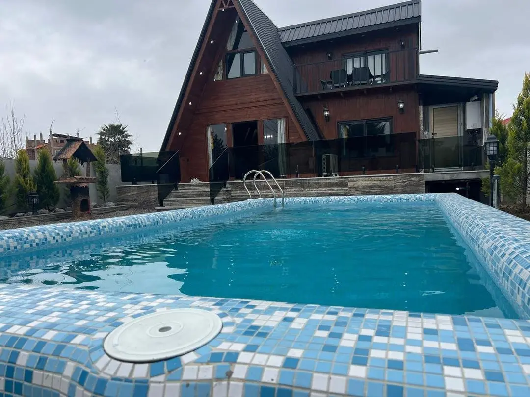 کلبه دوخوابه سوئیسی استخردار آبگرم بونده