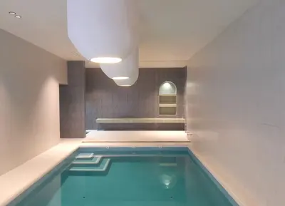 ویلا چهارخوابه تریپلکس استخردار آبگرم سفید