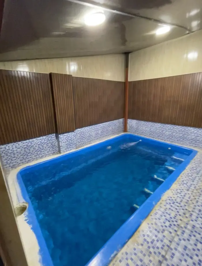 کلبه دوخوابه سوئیسی استخردار آبگرم ماهان 2