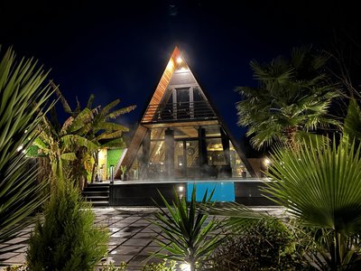 کلبه یک خوابه سوئیسی استخردار آب گرم شاد