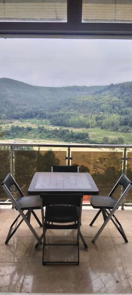 ویلا دوخوابه جنگلی استخردار خودمونی - میز صندلی داخل تراتس