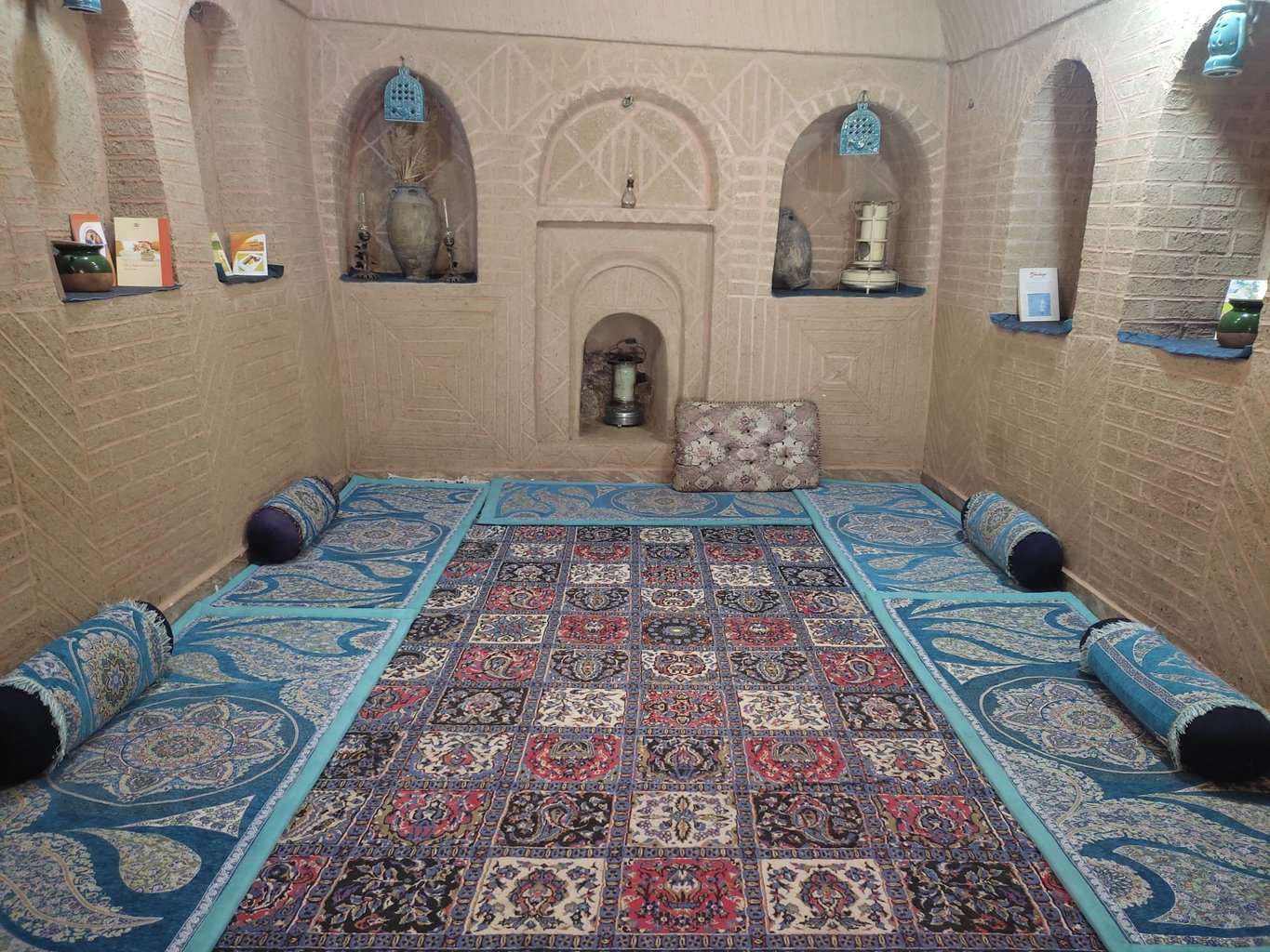 بوم گردی میرزا طاهر - واحد 6