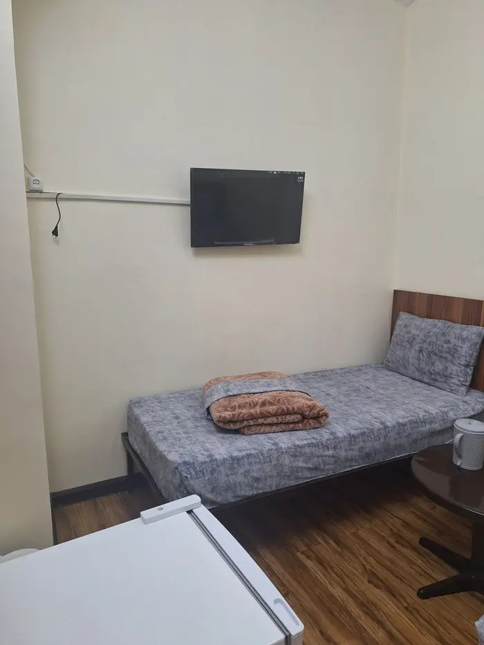 مسافرخانه فردوسی - واحد یک تخته 2 - اتاق یک تخته با یخچال و تلویزیون