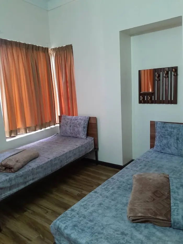 مسافرخانه فردوسی - واحد سه تخته 2 - اتاق سه تخته با یخچال و تلویزیون