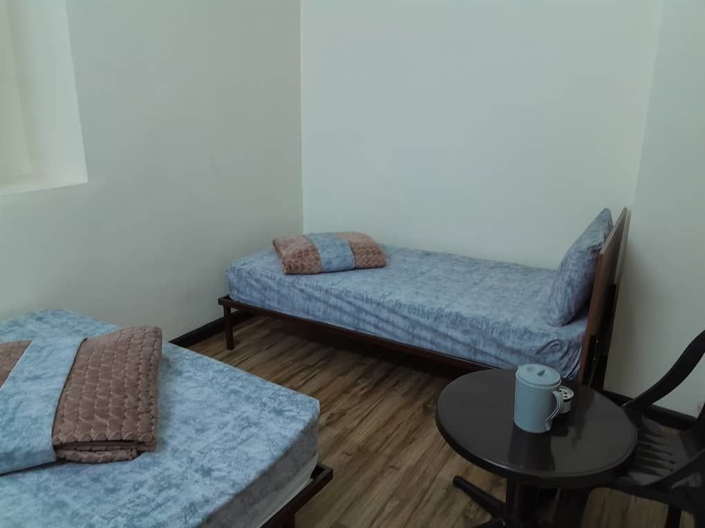 مسافرخانه فردوسی - واحد سه تخته2 - اتاق سه تخته بدون یخچال