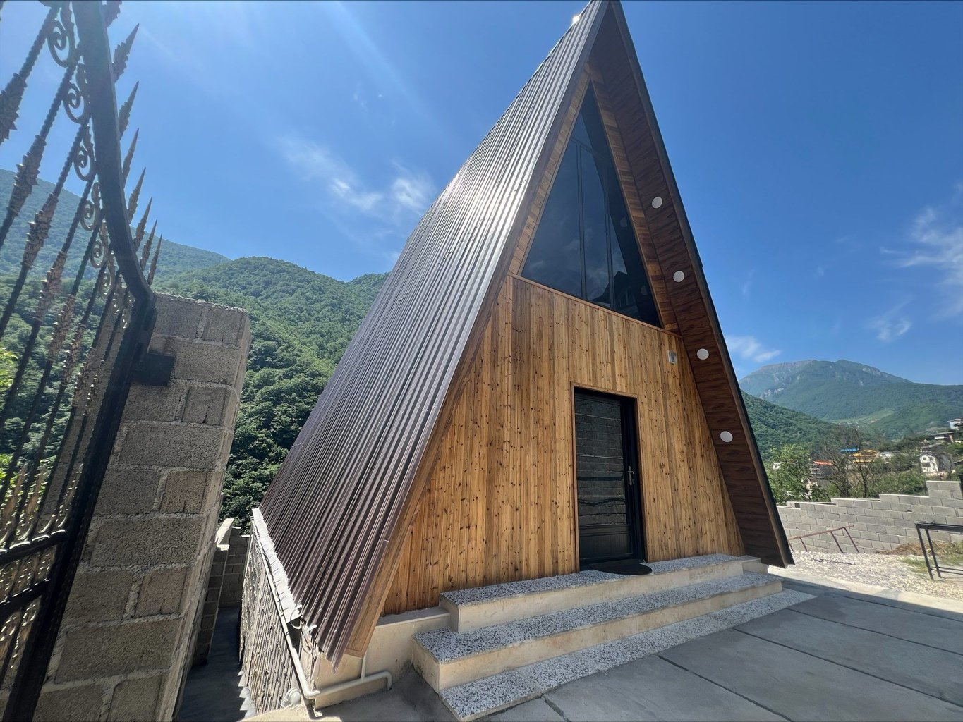 یک خوابه سوئیسی جنگلی دوهزار