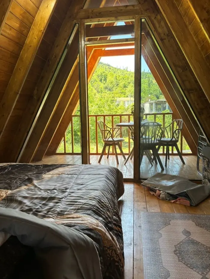 کلبه یک خوابه سوئیسی استخردار آبگرم تیدا