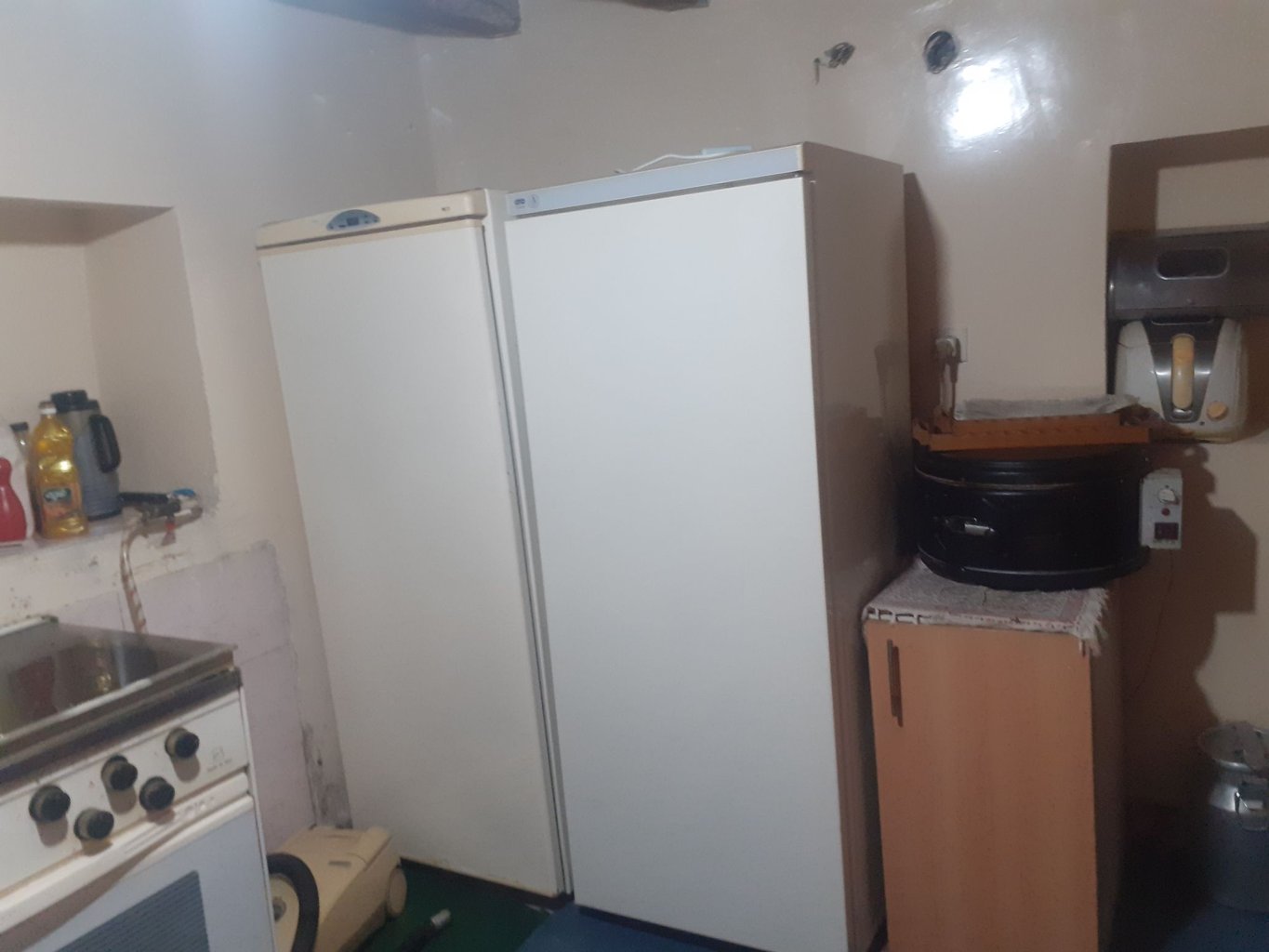 اقامتگاه سنتی خانه دارای یع اتاق مبله ویک اتاق پذیرایی وس رویس بهداشتی میباشد2 - پذیرایی ونشیمن وبالکن بسیار زیبا با چشم انداز بسیار عالی میباشد