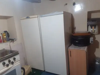 اقامتگاه سنتی خانه دارای یع اتاق مبله ویک اتاق پذیرایی وس رویس بهداشتی میباشد2 - پذیرایی ونشیمن وبالکن بسیار زیبا با چشم انداز بسیار عالی میباشد