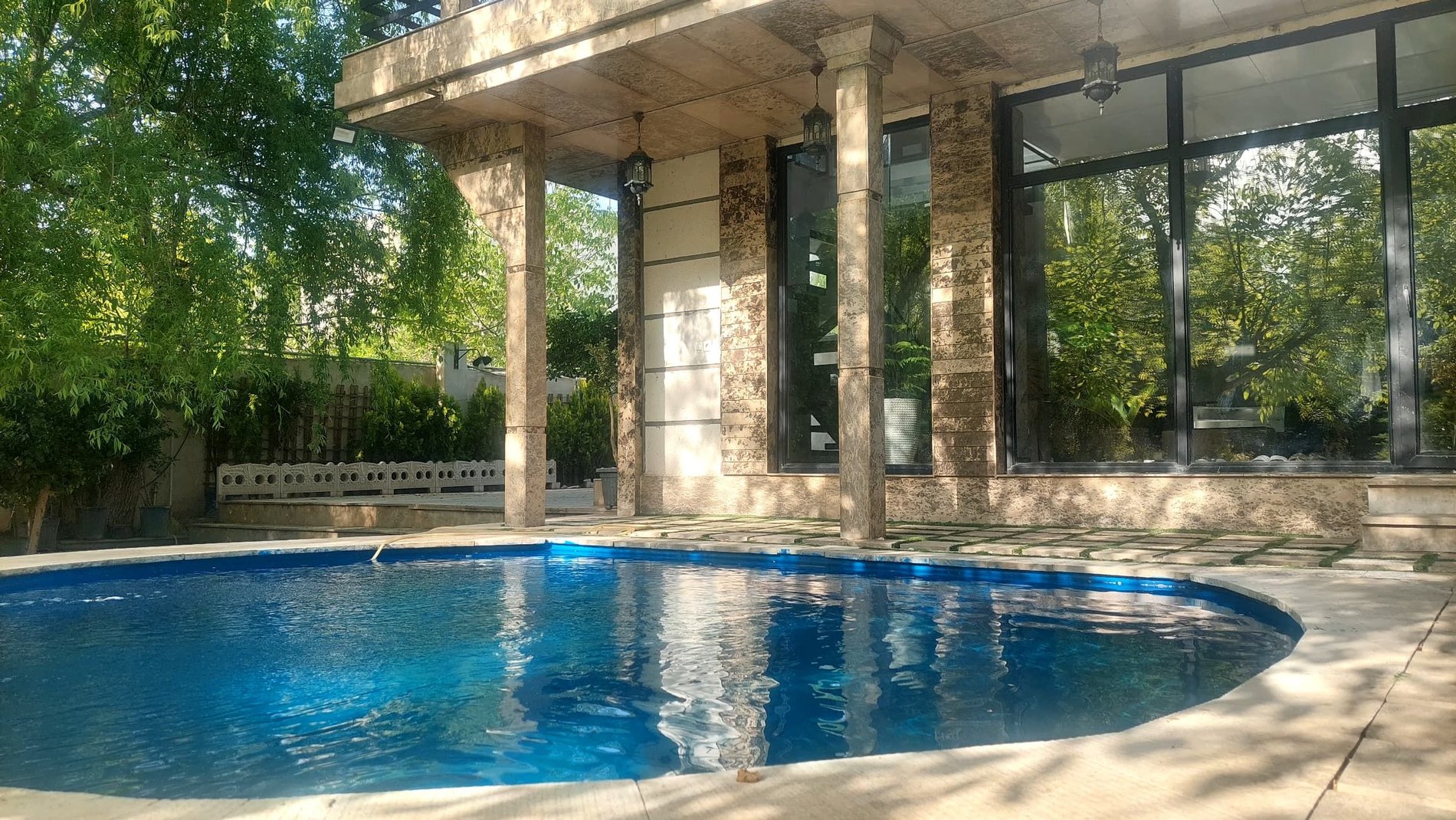 ویلا چهارخوابه جنگلی استخردار آبگرم مکث