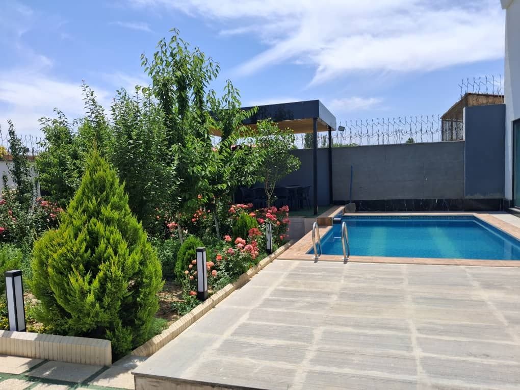 ویلا چهارخوابه استخردار آبگرم سپید