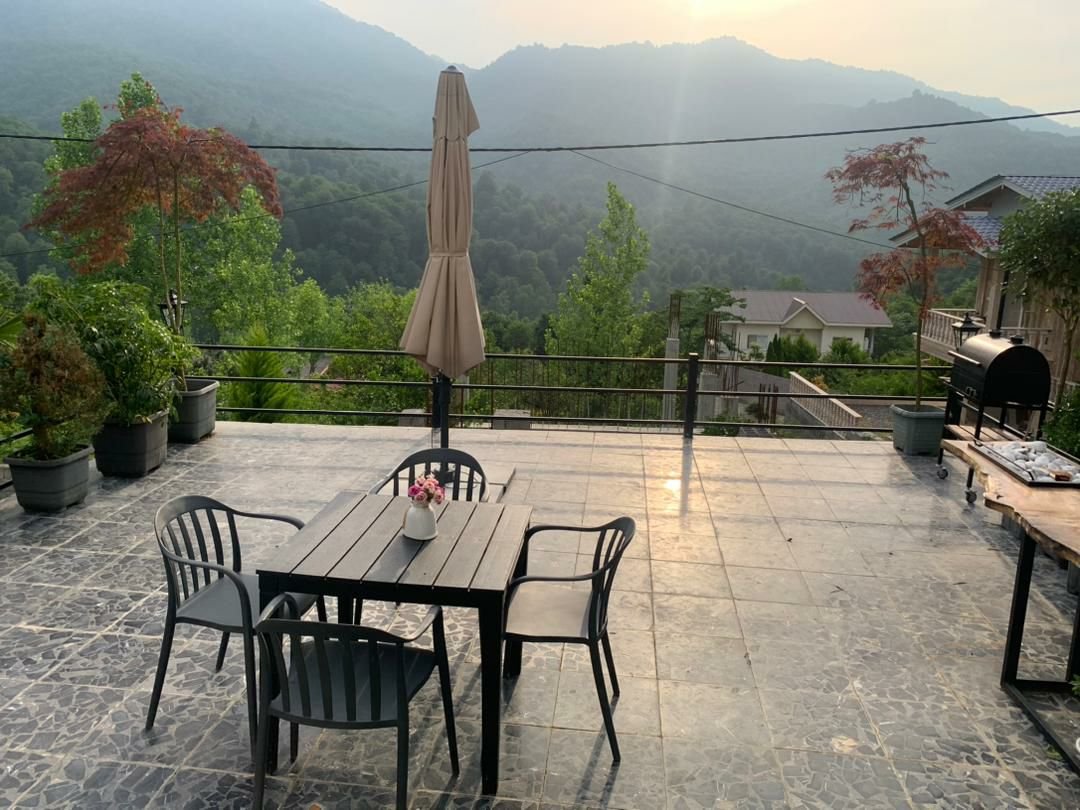کلبه یک خوابه سوئیسی جکوزی دار کوهستان - نمای زیبای مشرف به جنگل و رودخانه