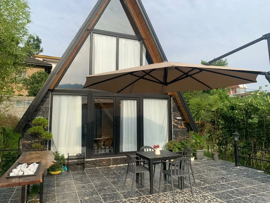 کلبه یک خوابه سوئیسی جکوزی دار کوهستان - میز و صندلی چهار نفره به همراه سایه بان