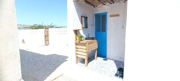 اقامتگاه سنتی روزنه - واحد کنار - ۲ عدد حمام و دستشویی فرنگی