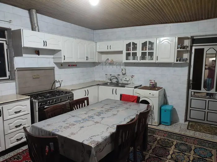 ویلا دوخوابه آرتمیس مهر - آشپزخانه با میز ناهار خوری