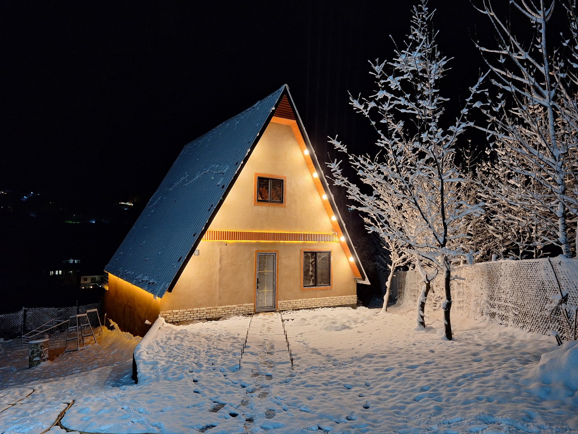 کلبه سه خوابه سوئیسی ولونا جکوزی دار کندلوس