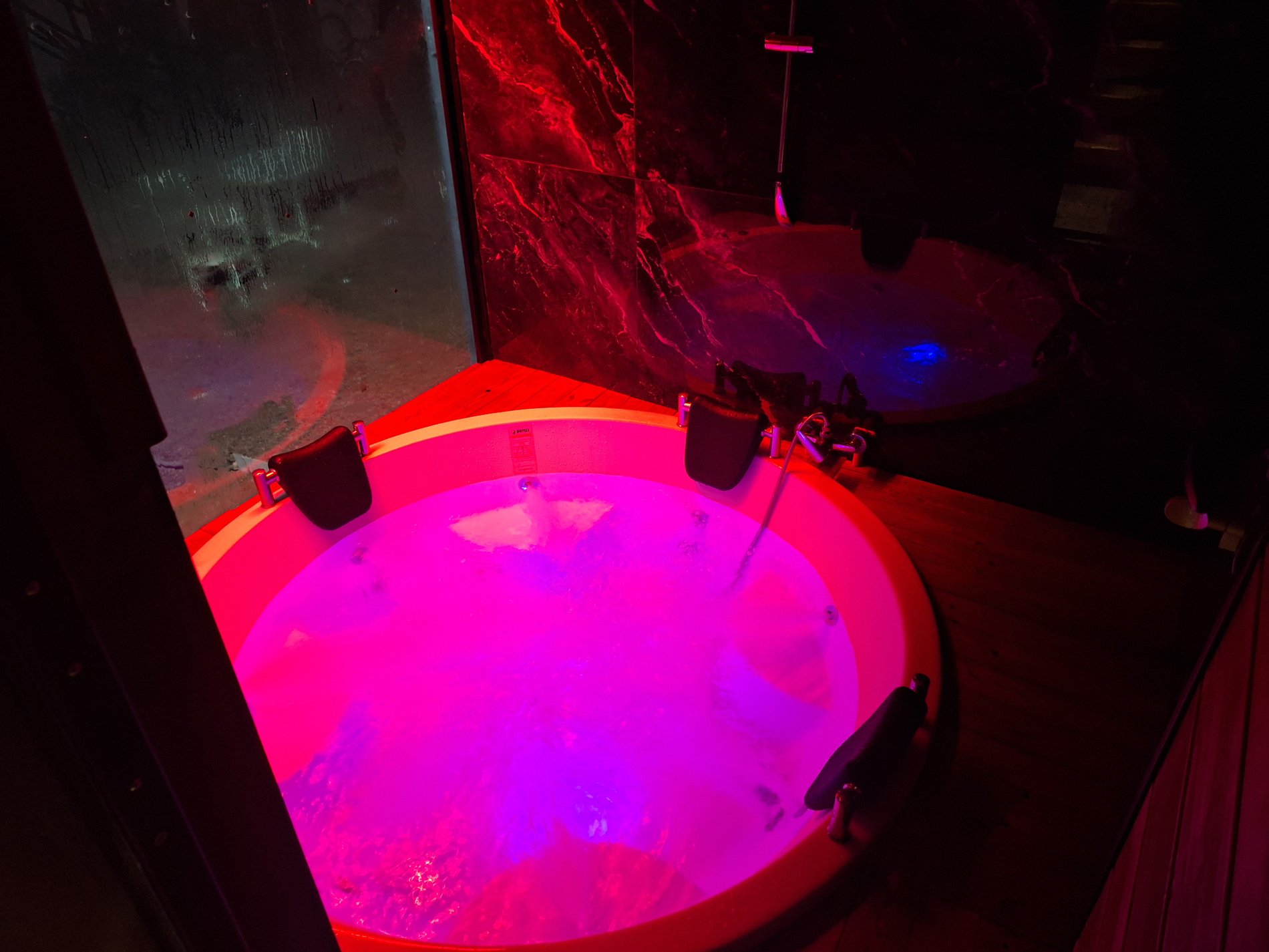 کلبه سه خوابه سوئیسی ولونا جکوزی دار کندلوس