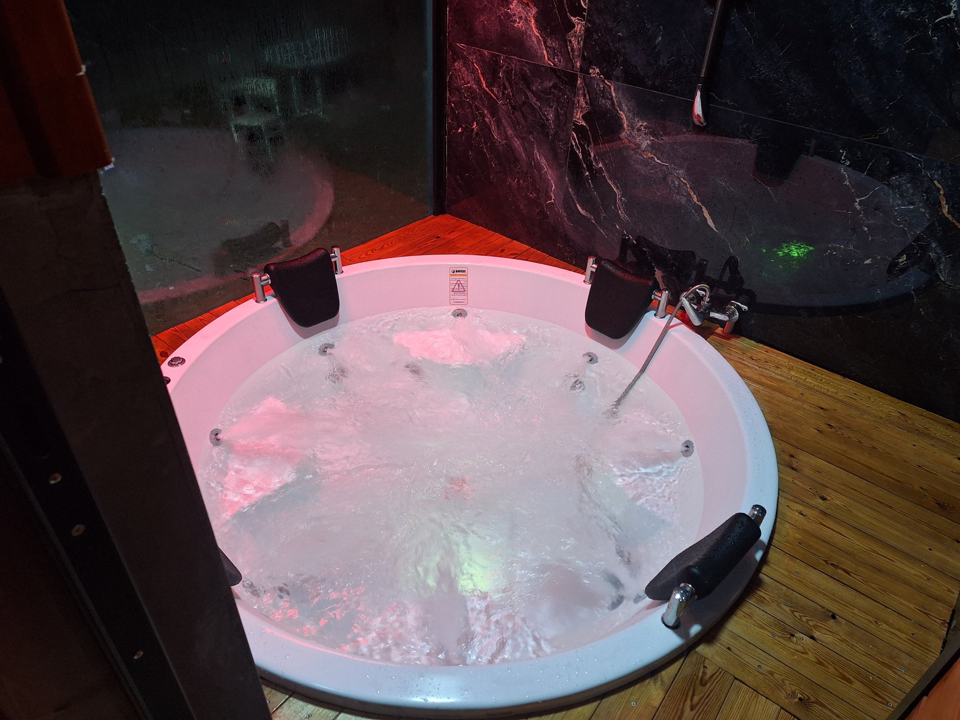 کلبه سه خوابه سوئیسی ولونا جکوزی دار کندلوس