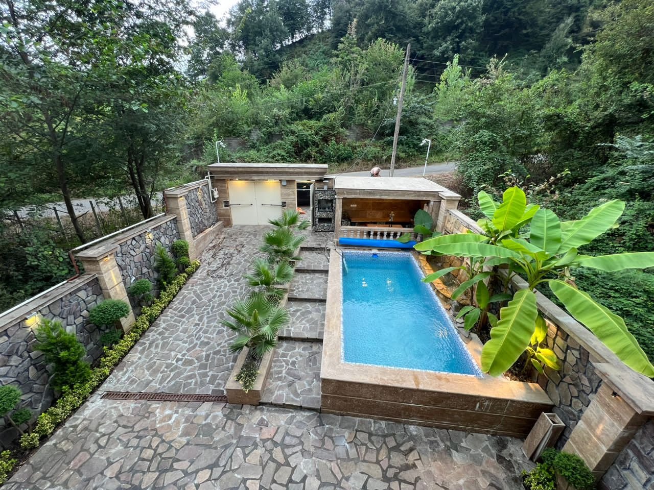 ویلا دوخوابه استخردار آبگرم بوهو هوم 2 - حیاط زیبایه ویلا