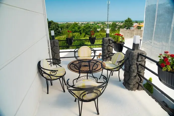 کلبه دوخوابه سوئیسی استخردار آبگرم شوکا - ویو بی نظیر از تراس همکف در محوطه