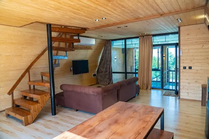 کلبه دوخوابه سوئیسی استخردار آبگرم شوکا - فضای نشیمن و مشرف به استخر