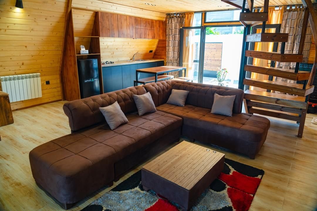 کلبه دوخوابه سوئیسی استخردار آبگرم شوکا - فضای تمام چوب و تجربه زندگی در گرمای چوب