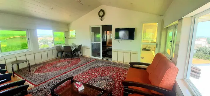 آپارتمان یک خوابه عمارت پدر 3 - اتاق پذیرایی با سه دیوار کاملا شیشه وپنجره 