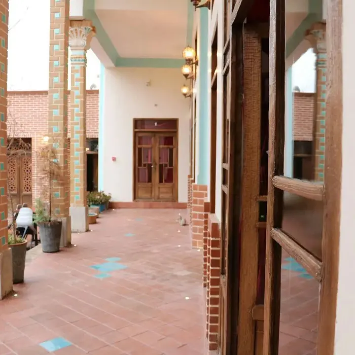 اقامتگاه سنتی آریو - واحد سه تخته - نمای ایوان