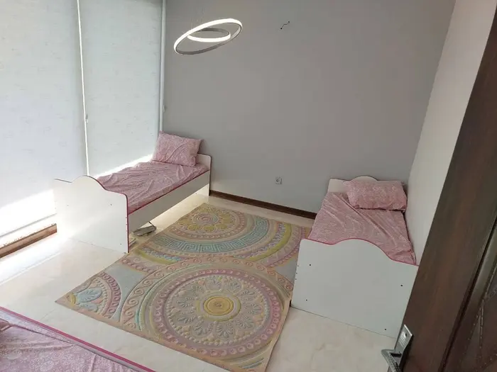 ویلا سه خوابه دوبلکس استخردار اقاقیا - اطاق خواب شماره ۳ با تخت سه تخت تکنفره