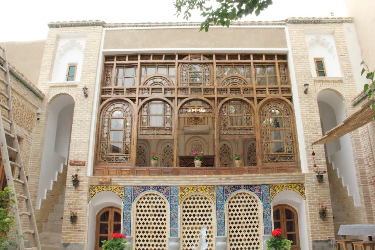 اقامتگاه سنتی حجه فروش - واحد شاه نشین - شاه نشین از بیرون 