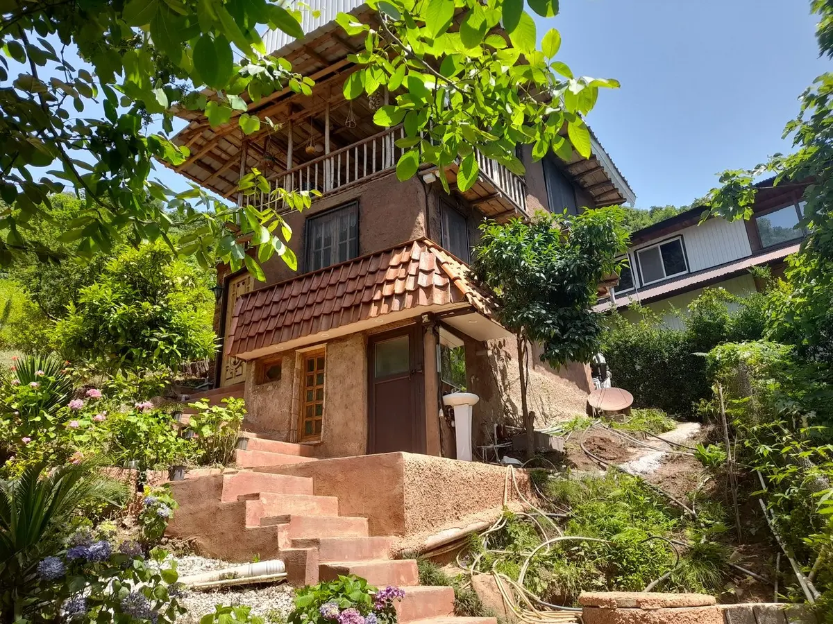 کلبه دوخوابه گاهکلی کومه - عکس از نمای عمارت در دو طبقه