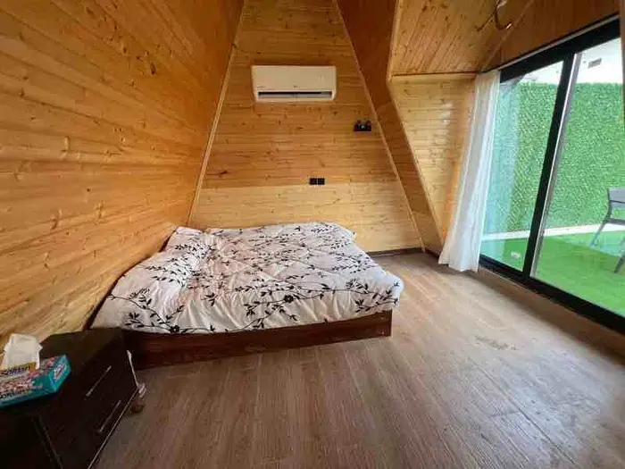 کلبه دوخوابه سوئیسی استخردار آبگرم سیرجارون - انتخاب عنوان تصویر