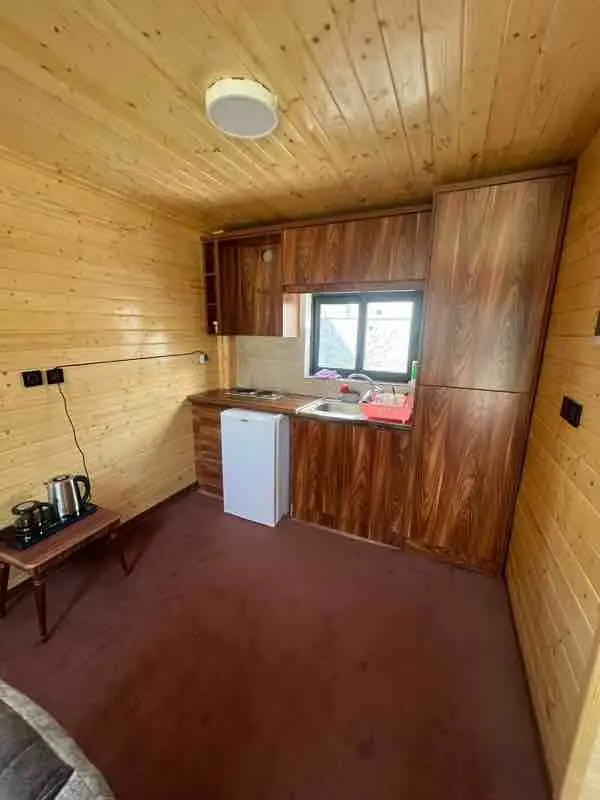 کلبه دوخوابه سوئیسی استخردار آبگرم سیرجارون - انتخاب عنوان تصویر