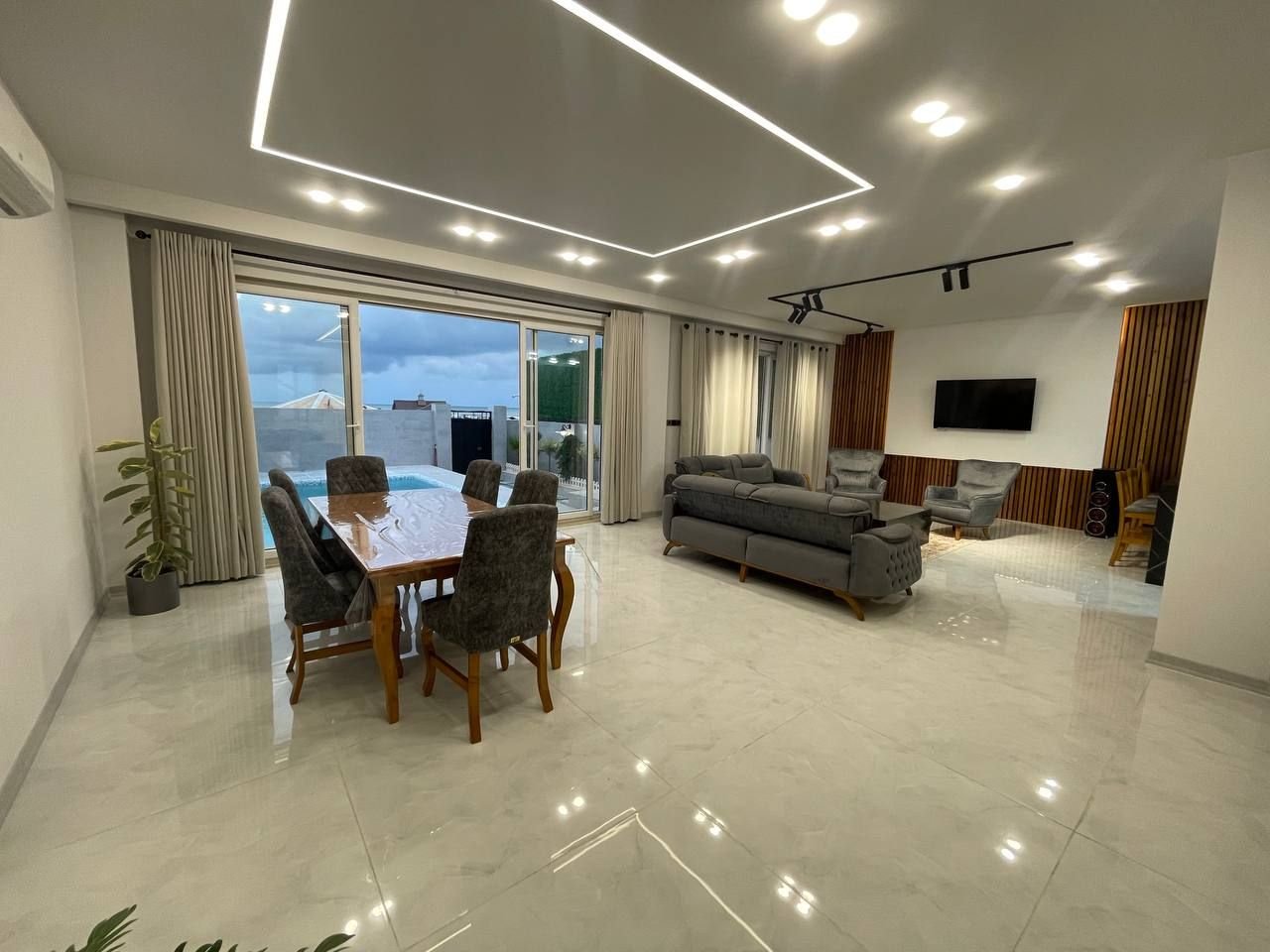 ویلا سه خوابه ساحلی استخردار آبگرم طوفان