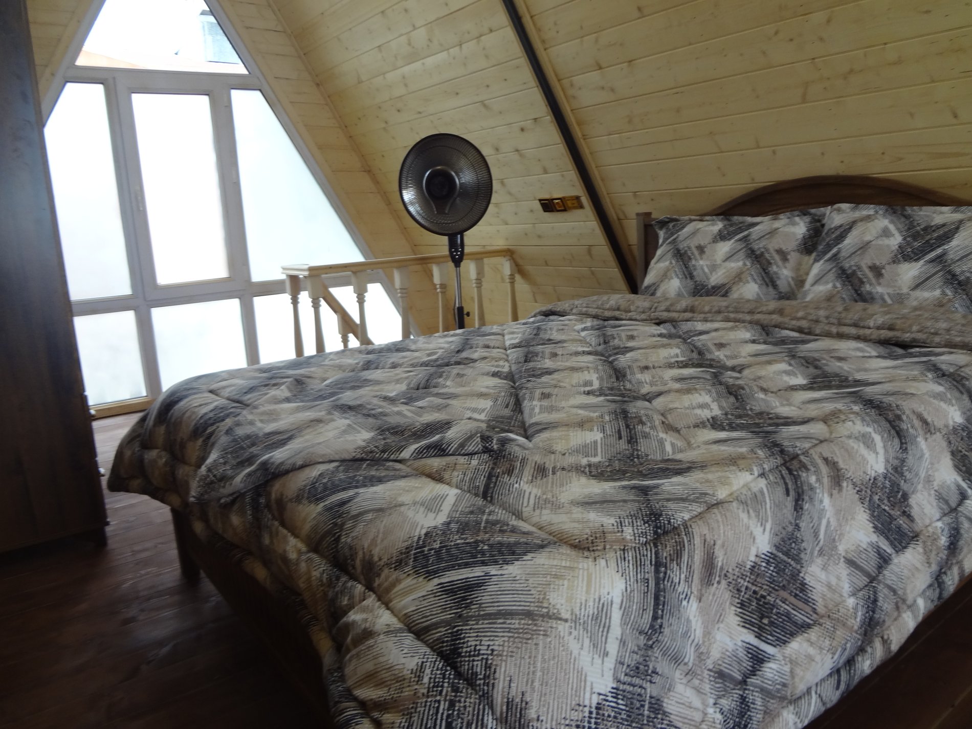 کلبه یک خوابه دوبلکس  با بوی چوب