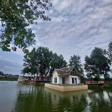 کلبه یک خوابه جنگلی کنار واحد 103 - نما کلبه ۲