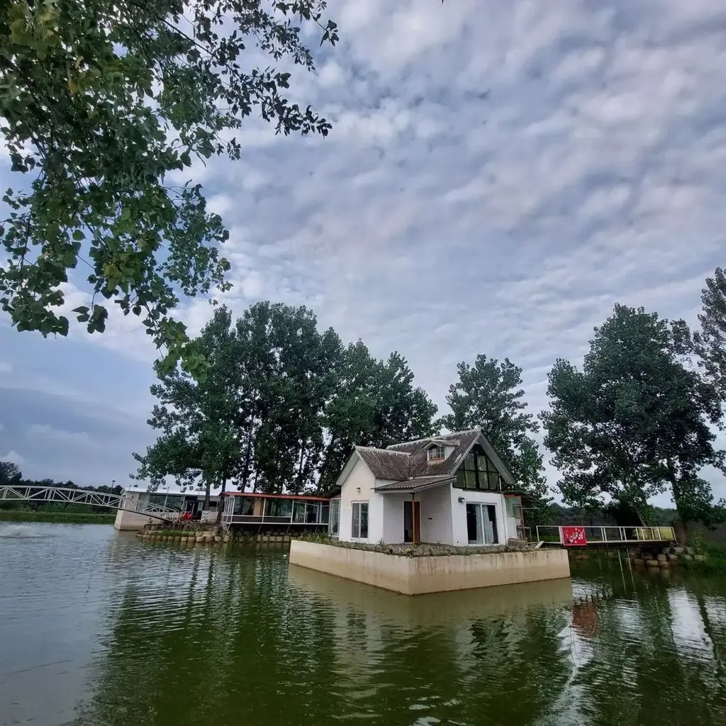 کلبه یک خوابه جنگلی کنار واحد 103 - نما کلبه ۲