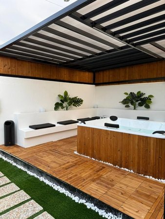 ویلا سه خوابه جکوزی دار بلک اند وایت - جکوزی شش نفره 