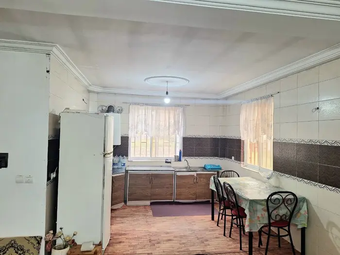 ویلا دوخوابه آهولار - آشپزخانه بامیزنهارخوری ویخچال وفریز