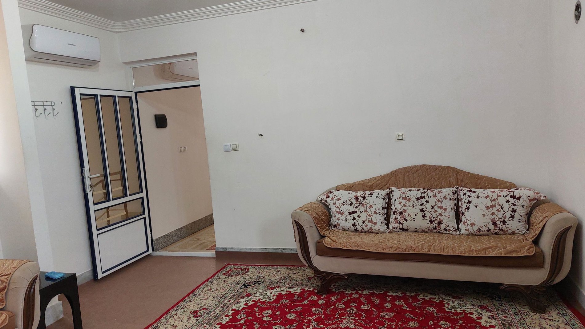 سوئیت فلت روستایی جنگلی لفور - کاناپه ۳ نفره و ورودی سوییت