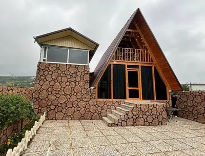 کلبه یک خوابه سوئیسی استخردار آبگرم تیدا