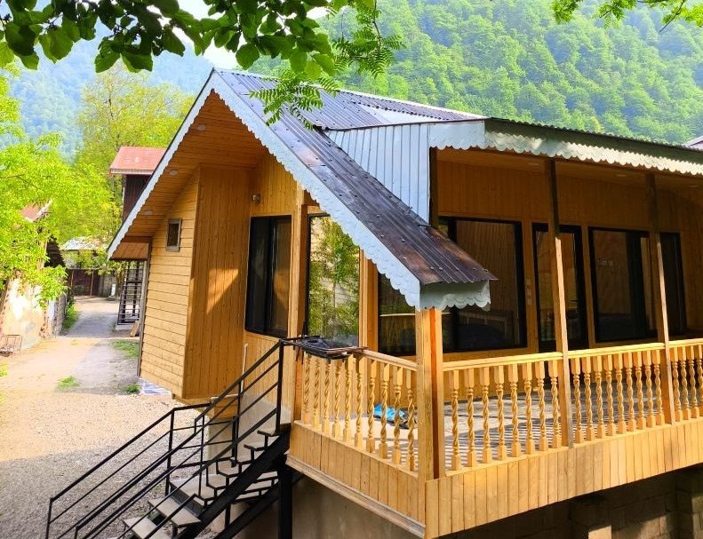 یک خوابه جنگلی سقف شیشه ای عطرین